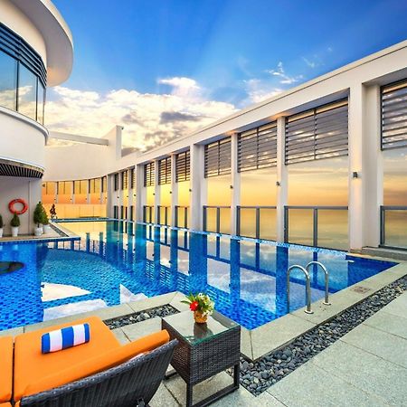 Luxury Apartment - Rooftop Swimming Pool - Beach Front - Hinata Apartment Danang Exterior photo