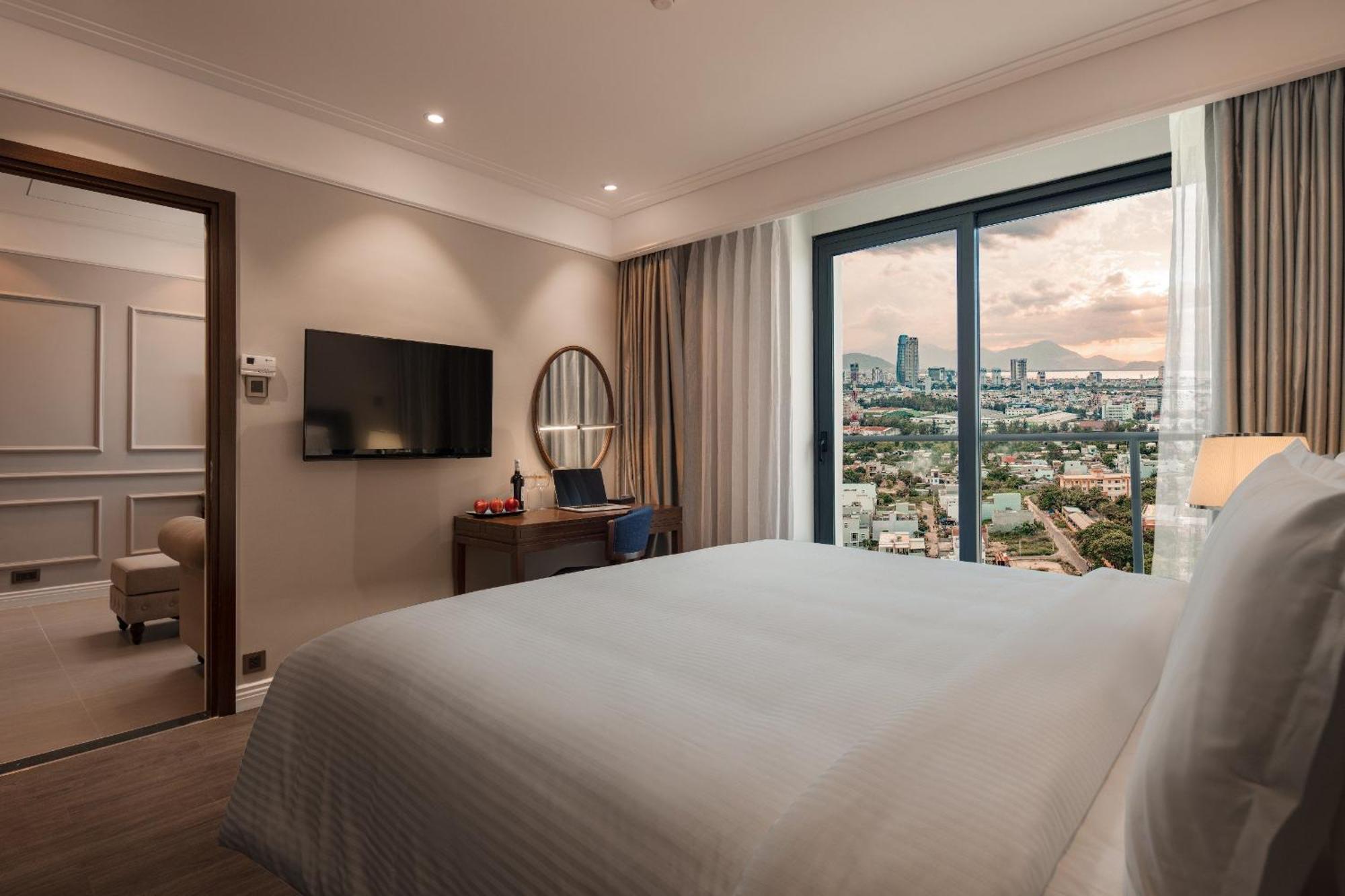 Luxury Apartment - Rooftop Swimming Pool - Beach Front - Hinata Apartment Danang Exterior photo