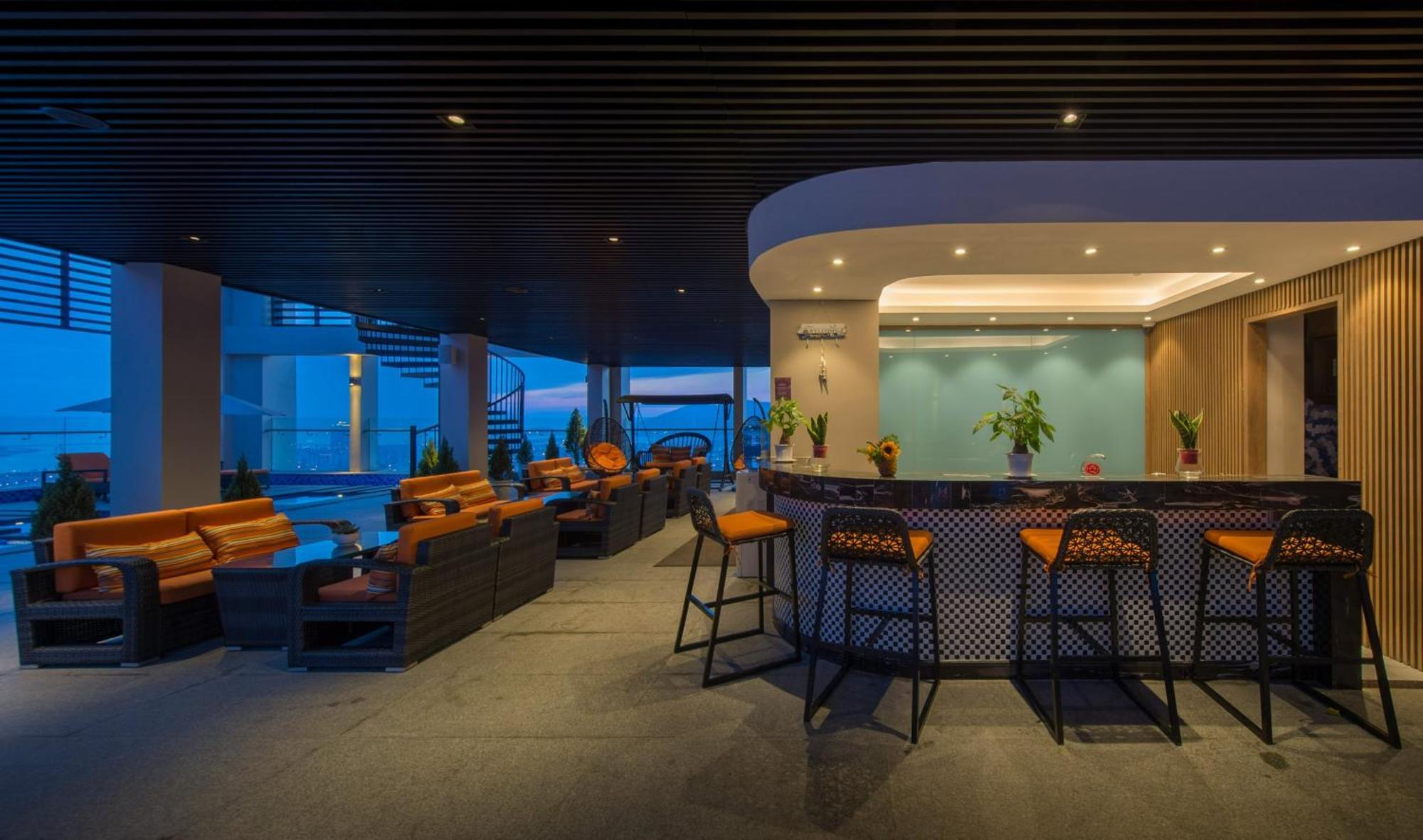 Luxury Apartment - Rooftop Swimming Pool - Beach Front - Hinata Apartment Danang Exterior photo
