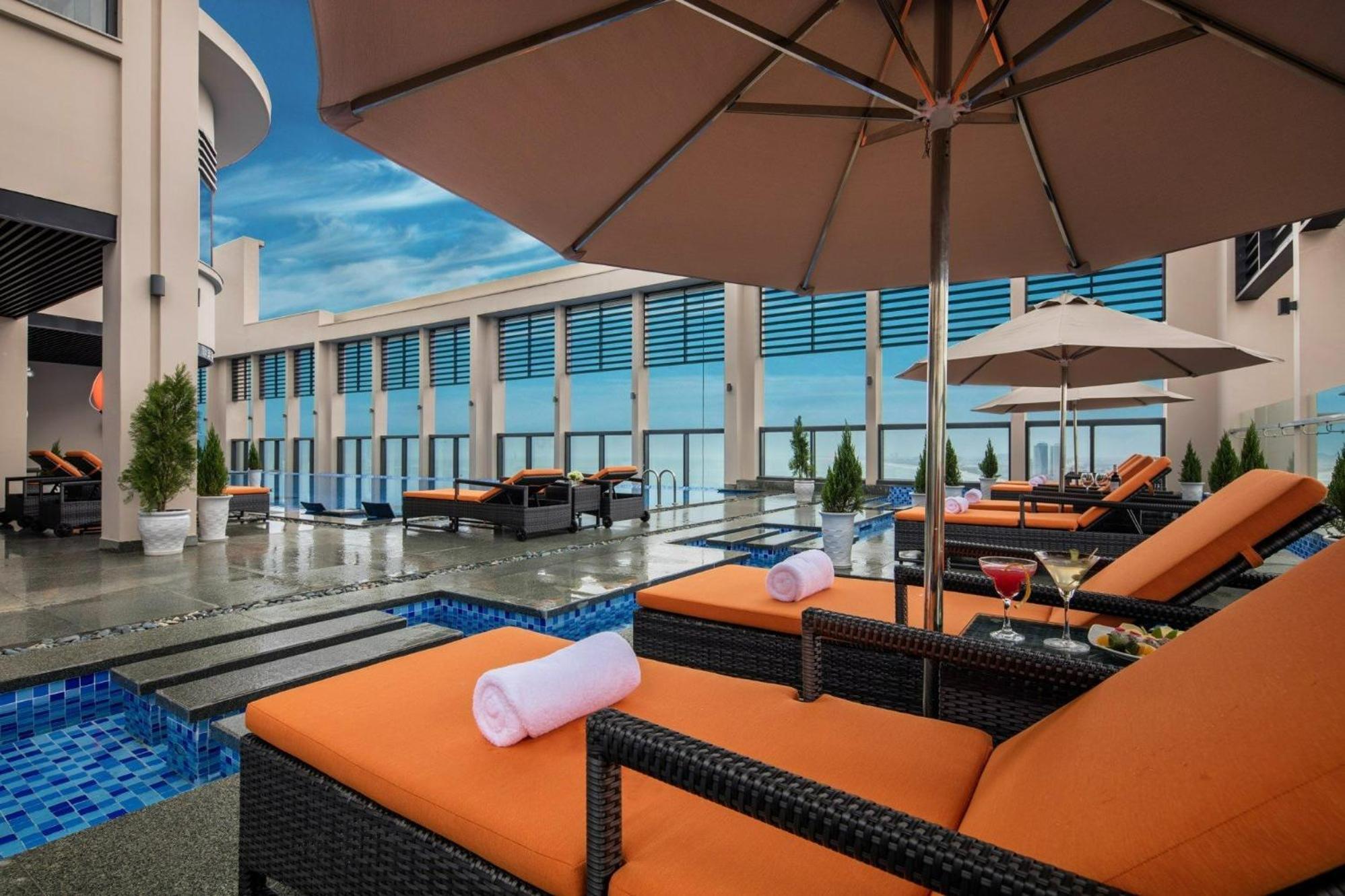 Luxury Apartment - Rooftop Swimming Pool - Beach Front - Hinata Apartment Danang Exterior photo