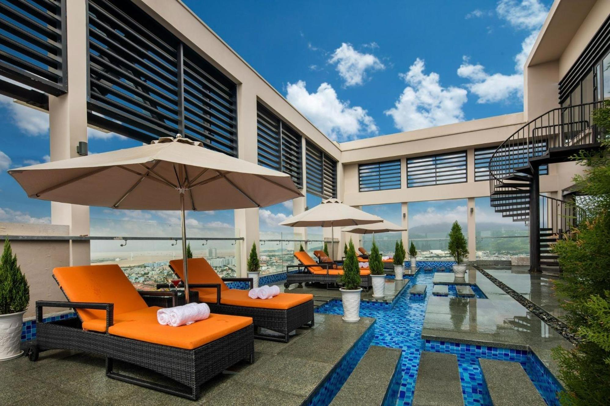 Luxury Apartment - Rooftop Swimming Pool - Beach Front - Hinata Apartment Danang Exterior photo
