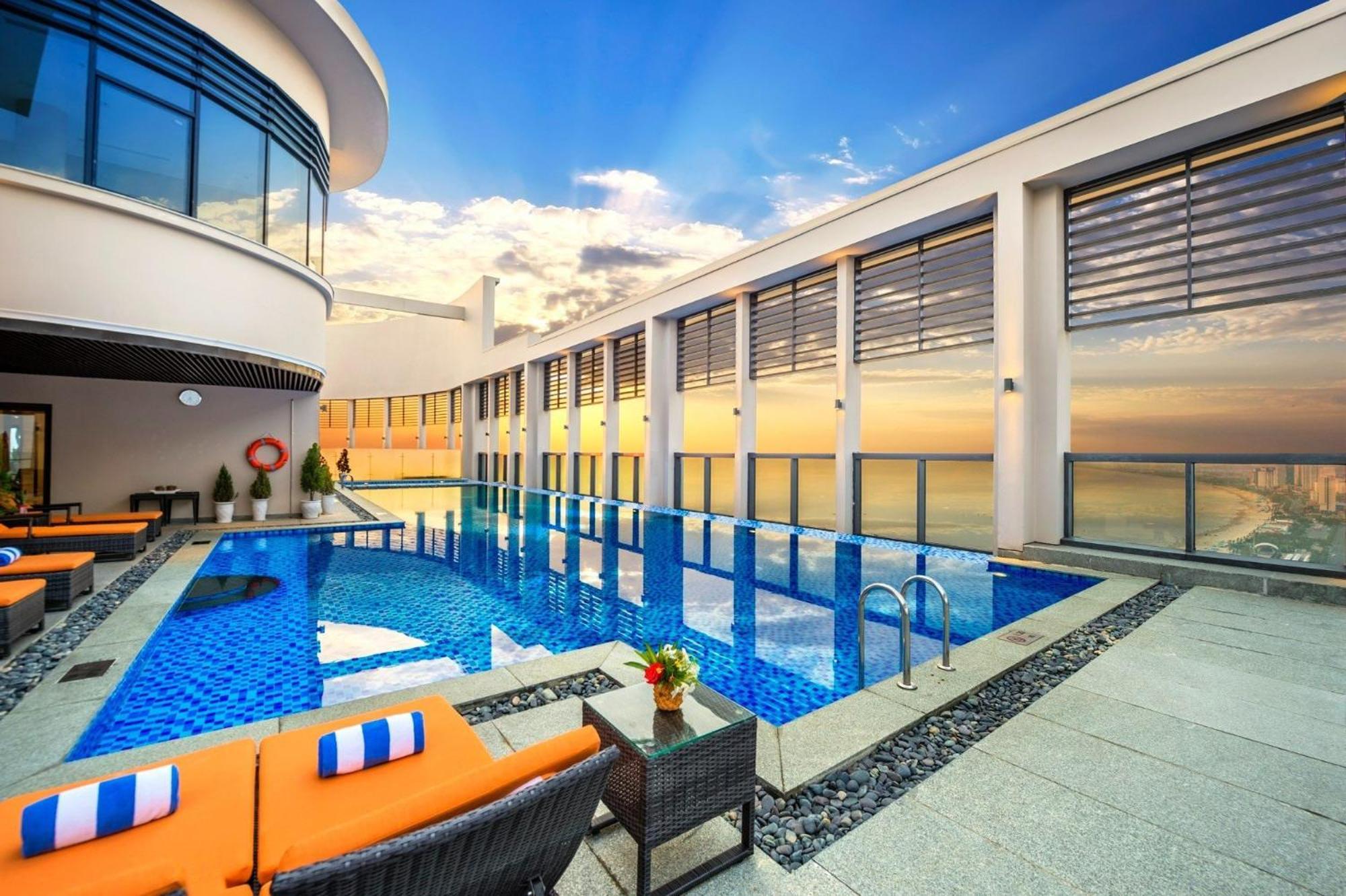 Luxury Apartment - Rooftop Swimming Pool - Beach Front - Hinata Apartment Danang Exterior photo